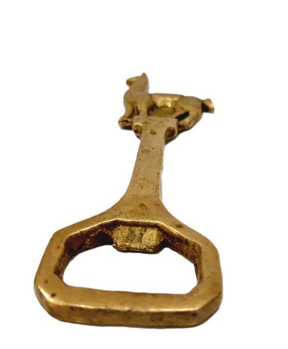 Image 1 of Abridor de botellas de cerveza antiguo de latón con una llama en el mango