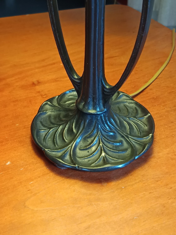 Lámpara de mesa grande estilo Tiffany - Art Noveau - Base pesada de hierro fundido. – Lámparas de mesa (photo 3 of 6)