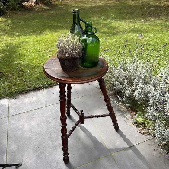 Image 1 of Table d'appoint ancienne avec pieds tournés - vers 1900