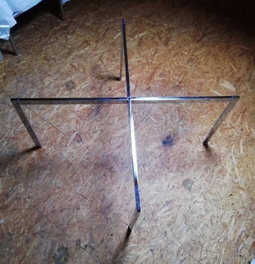 &quot;Barcelona Coffee Table&quot; van Mies van der Rohe, ontworpen in 1929 voor de Villa Tugendhat