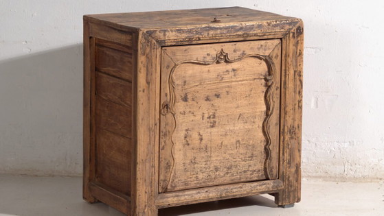 Shanxi low cabinet in elm with carved door – China, circa 1930 – Sideboard cabinet, Iron (photo 3 of 40)