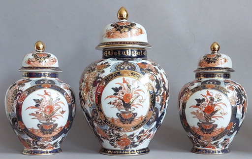 Saji Imari Vases - Porcelain - Japan - mid 20th century
