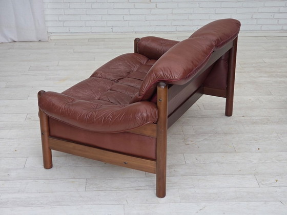 Image 1 of Schwedisches 2-Sitzer-Sofa aus den 1970er Jahren, braunes Leder mit Patina, dunkles Buchenholz.