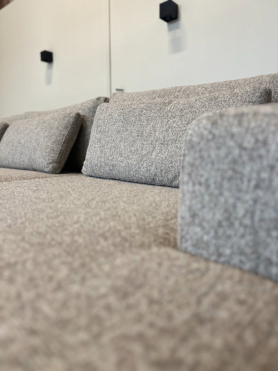 Image 1 of Sofá de muestra gris jaspeado en perfecto estado, 320x173 cm.