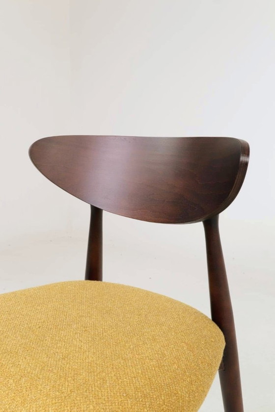 Image 1 of Set moderno di 4 sedie da pranzo, in bouclé color ocra e legno di faggio noce scuro.