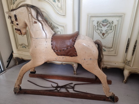Image 1 of Cheval à bascule ancien en bois