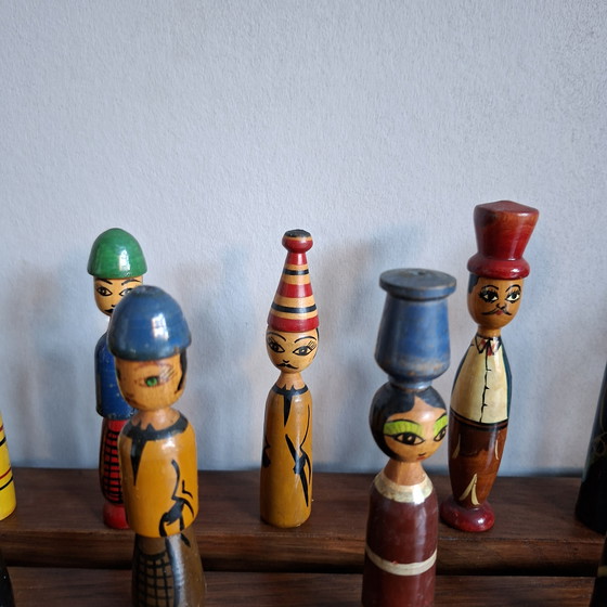 Image 1 of Poupées égyptiennes vintage en bois sur fuseau des années 70. 19 pièces.