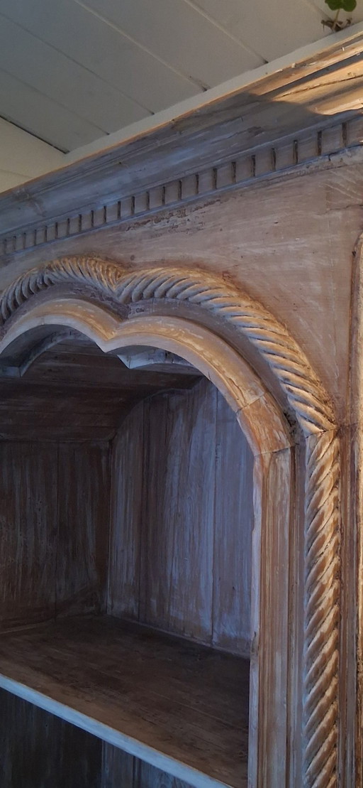 Armoire rustique sculptée à la main