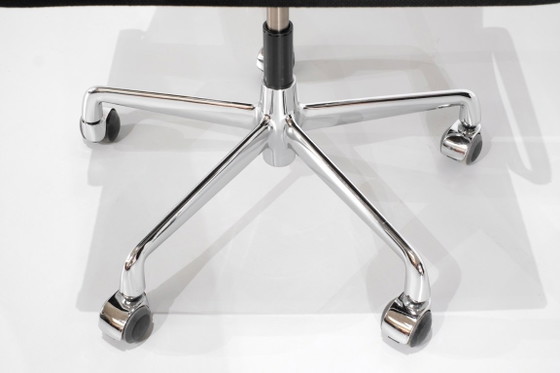 Sedia da ufficio "EA 117" di Charles Ray Eames per ICF USA, 1969. – Poltrone, Tessile (photo 17 of 18)