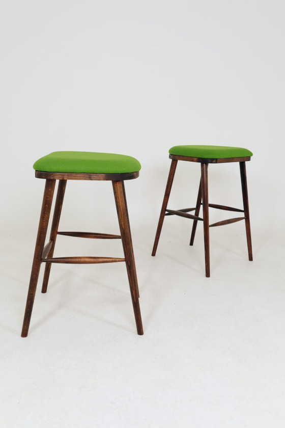 Image 1 of Set van twee beukenhouten krukjes uit het midden van de 20e eeuw | Groene wollen bekleding | Scandinavische stijl