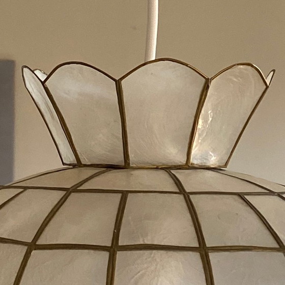 Image 1 of Vintage hanglamp uit de jaren 50 met kap van parelmoer.