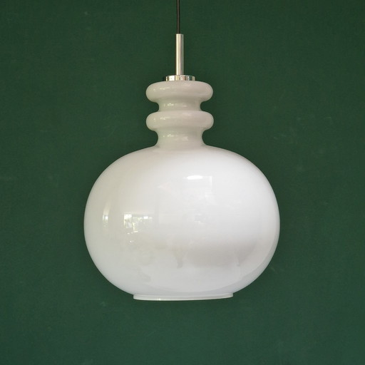 XL Lampe pendante vintage par Peill En Putzler, Allemagne, 1960. Verre de lait / verre opalin. Blanc. Diamètre 33 cm.