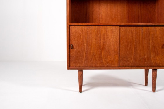Image 1 of Deense teakhouten boekenkast uit het midden van de 20e eeuw met schuifdeuren – Sejling Skabe, jaren 60