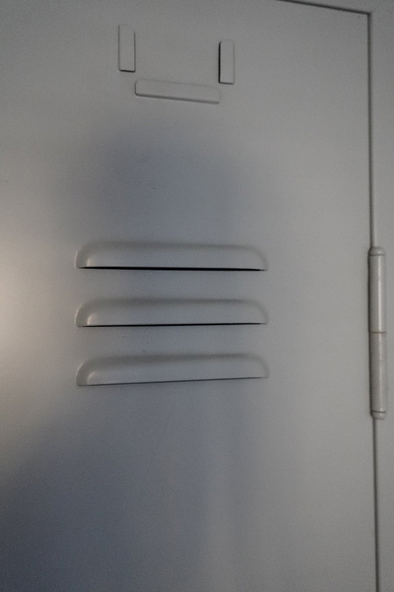 Image 1 of 3 Lockers Grijs Metaal Met Hangstangen en Een Plankje