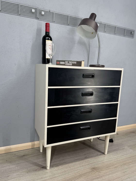 Image 1 of Vintage ladekast in zwart-wit contrast