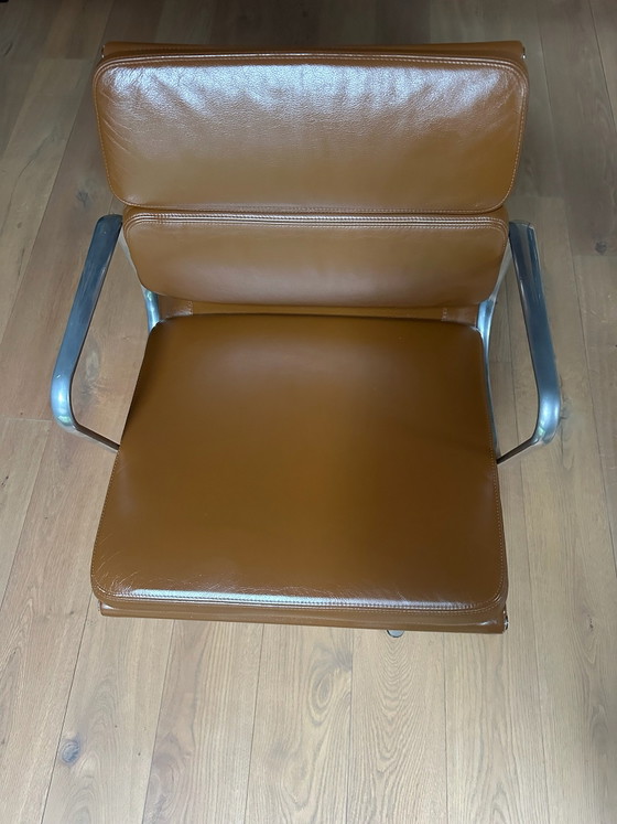 Chaise Vitra Eames Soft Pad en cuir marron (EA 208), Chaises de réunion, Aluminium (photo 2 sur 8)