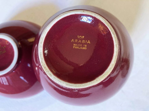 Vaso e ciotola in ceramica color lampone, decorati con foglia d'oro, Arabia, Finlandia