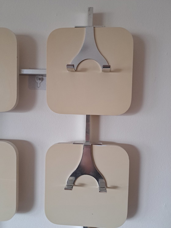 Image 1 of Porte-manteau mural vintage années 70, style Space Age, design milieu du siècle, beige chromé