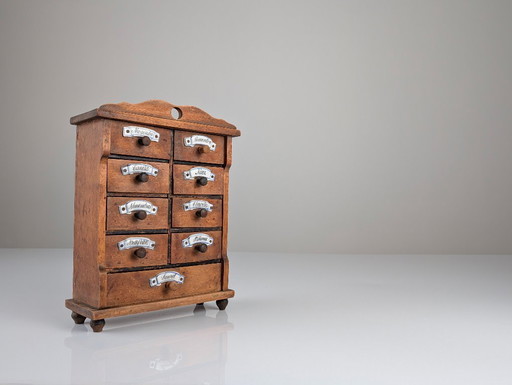 Spanischer rustikaler Gewürzschrank aus Holz mit Keramiketiketten, 1930er Jahre