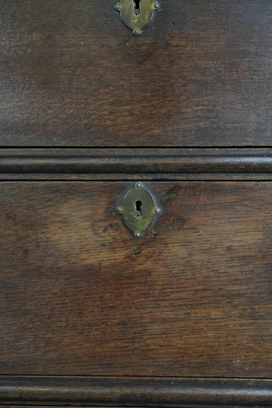 Image 1 of Cómoda antigua inglesa con soporte de principios del siglo XVIII