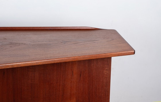 Image 1 of Scrivania danese a forma di "boomerang" in teak e ottone, disegnata da Peter Lovig Nielsen nel 1968.