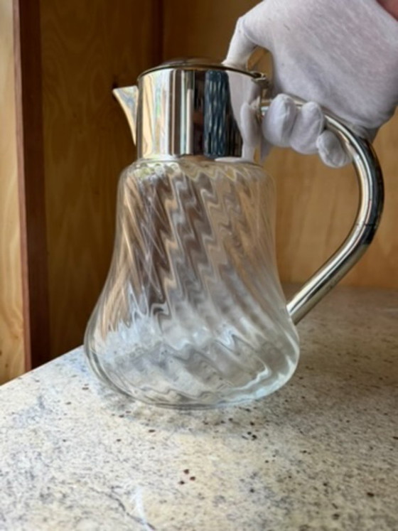 Elegante, handgefertigte Glaskaraffe mit poliertem, silberplattiertem Beschlag – Stilvolle Karaffe im (photo 2 of 13)