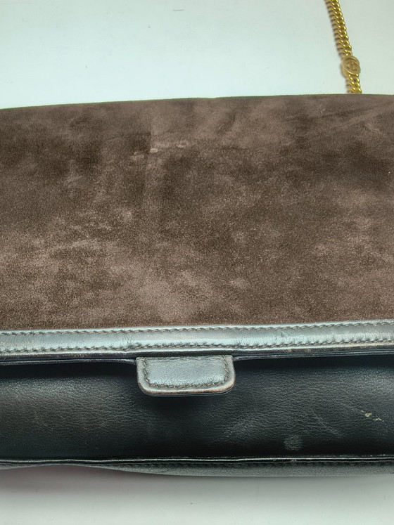 Image 1 of Rara borsa a tracolla vintage Gucci in pelle scamosciata e pelle con catena GG dorata e ciondolo con stemma – Made in Italy