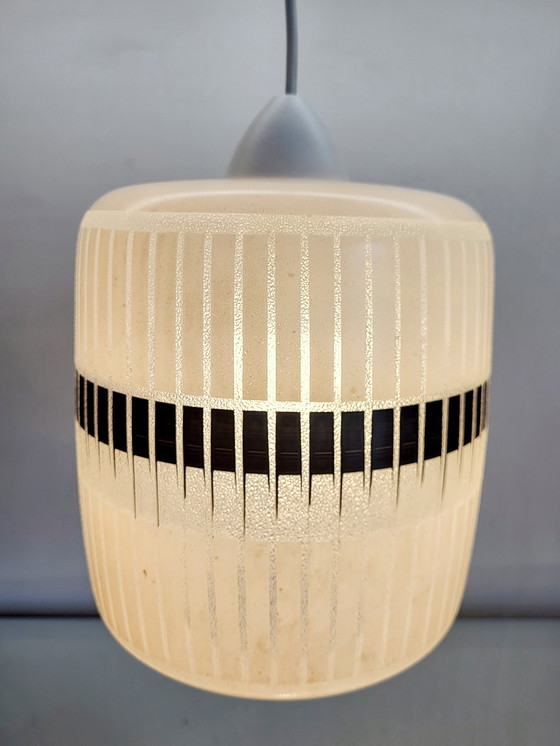 Image 1 of Vintage glazen hanglamp, wit met reliëfstructuur zwart decor, jaren 80