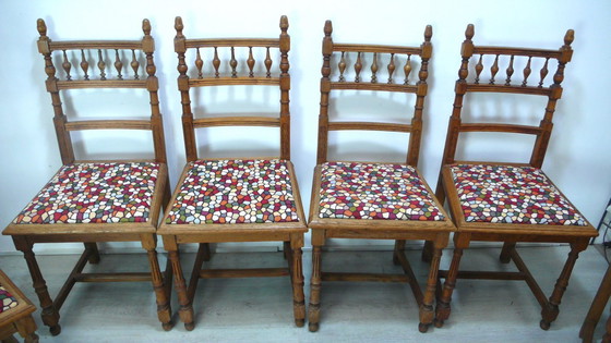 Image 1 of 6 sedie antiche in stile guglielmino in rovere naturale + nuovo tessuto di rivestimento in stile mosaico colorato