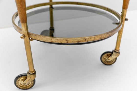 Image 1 of Carrito de servicio Regency de mediados de siglo en vidrio ahumado y madera, década de 1960