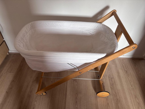 Babywiege/Kinderbett im skandinavischen Look, Mobile.