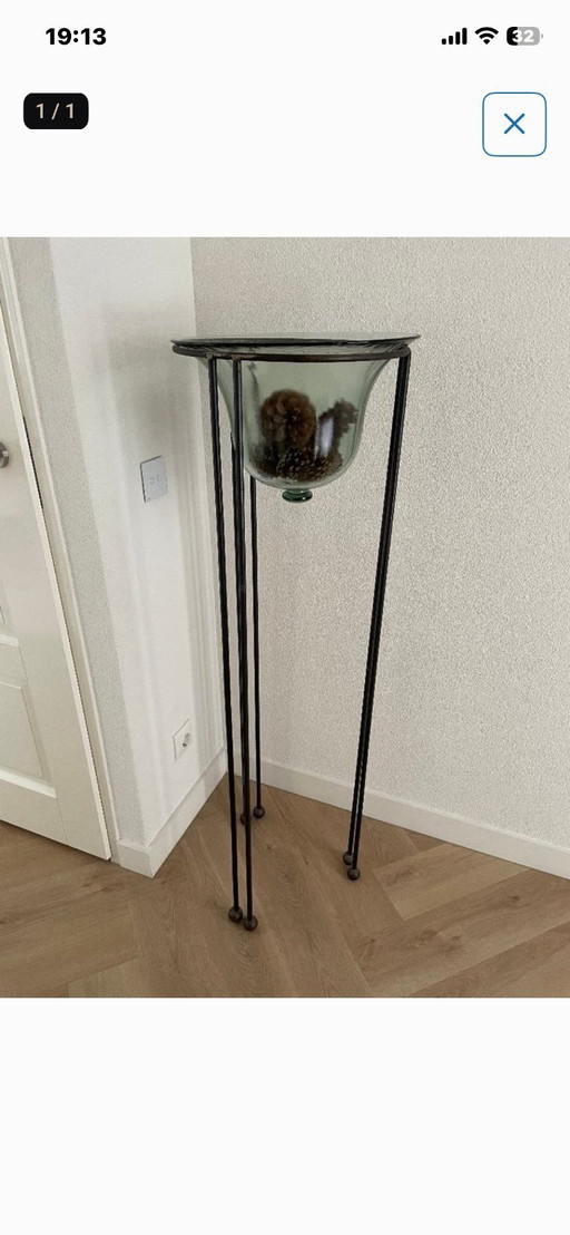 Vase décoratif en verre sur un support en métal