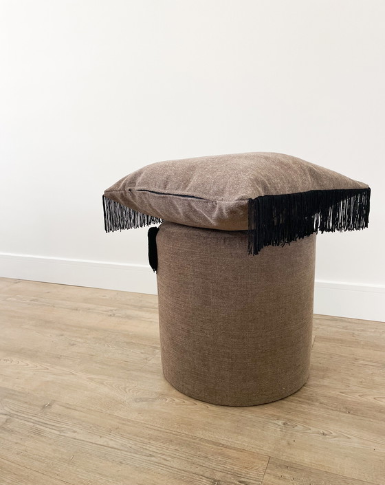 Image 1 of Pouf fatto a mano con dettagli a frange nere.
