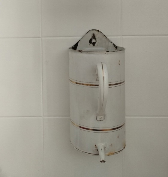 Image 1 of Antieke, wit geëmailleerde metalen klysma-pot/fontein met gouden rand.