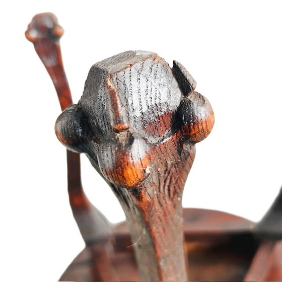 Image 1 of Antieke ronde bijzettafel met houtsnijwerk blad en cabriole klauwpoten 1920's