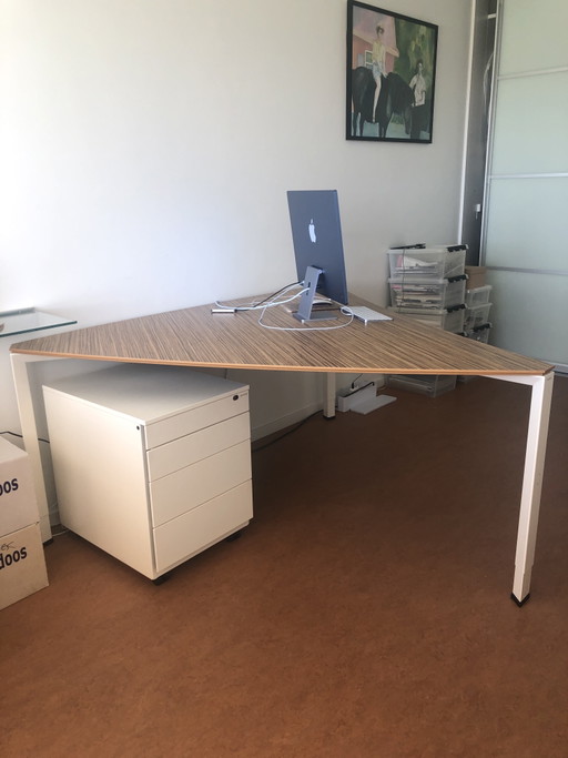 Ahrend bureau A700. Driehoektafel 160x160x160cm. 2 zijden bol, 1 zijde hol, in hoogte verstelbaar van 62 tot 82 cm