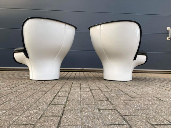 Image 1 of 2 chaises Joe Colombo Elda en cuir noir et fibre de verre blanche