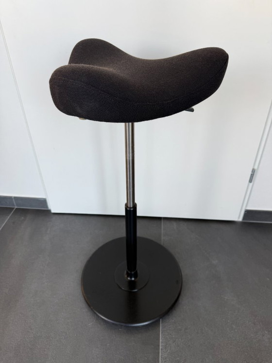 Image 1 of Stokke | Varièr Move met zwarte zitting | ergonomische bureaukruk
