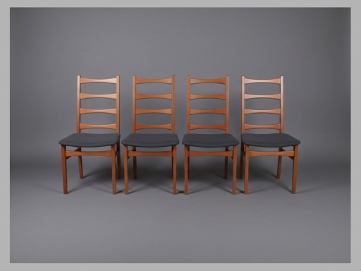 Set van 4 Scandinavische eetkamerstoelen, opnieuw bekleed.
