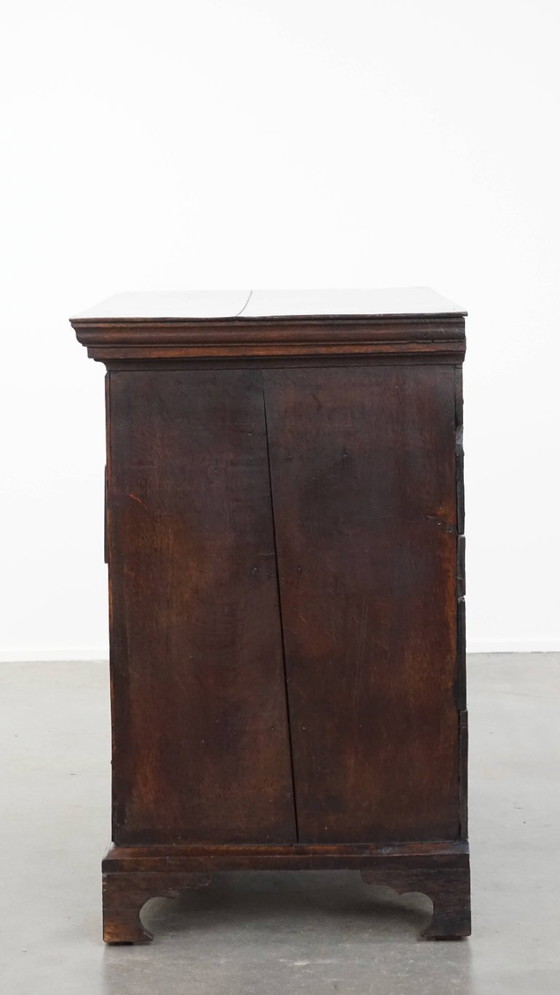 Image 1 of Cómoda inglesa antigua del siglo XVIII fabricada en roble con 5 cajones.