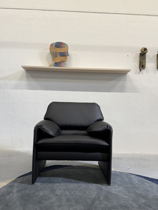 Leolux Bora Beta Armchair Black leather designer chair