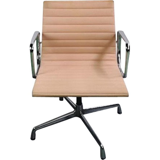 Poltrona vintage EA107 con braccioli di Charles &amp; Ray Eames per Vitra