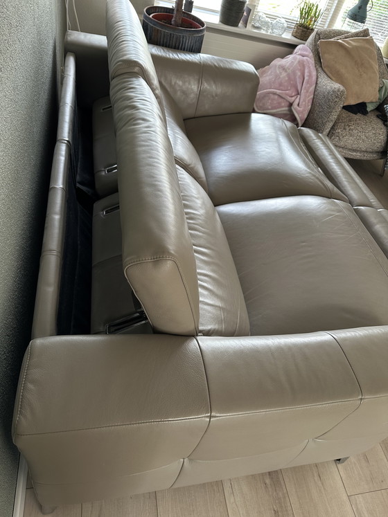 Image 1 of Sofá de 2,5 plazas de piel Natuzzi, de accionamiento eléctrico.