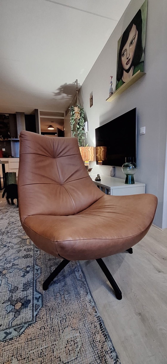 Image 1 of Poltrona girevole Reflex in pelle color cognac.