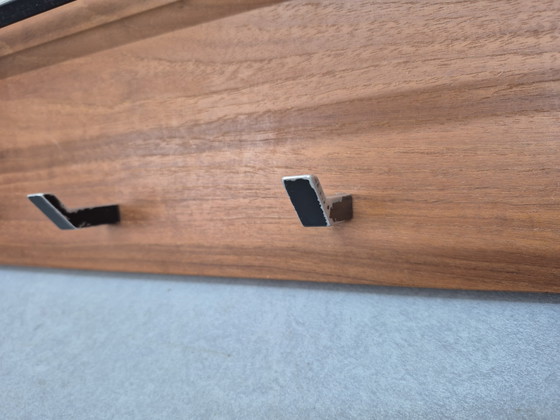Appendiabiti da parete vintage. In teak con dettagli in metallo, anni '60. – Wood (photo 3 of 11)