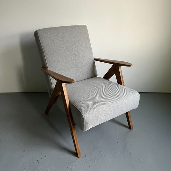 Fauteuil vintage moderne du milieu du siècle : tissu gris et structure en bois de hêtre – Wood (photo 2 of 12)