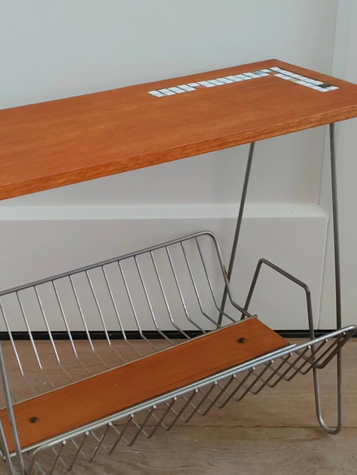 Mesa auxiliar con revistero vintage y mesa de teca con mosaico