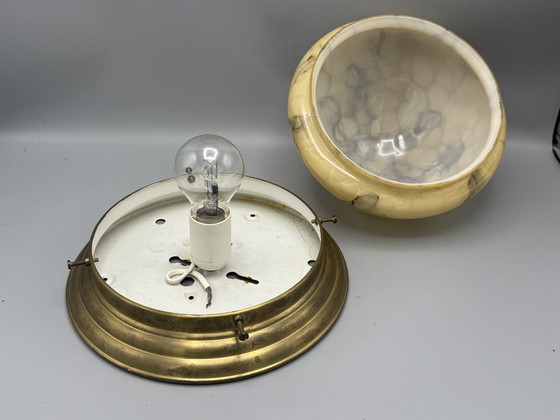 Image 1 of Vintage gemarmerde plafondlamp – elegantie in glas en messing