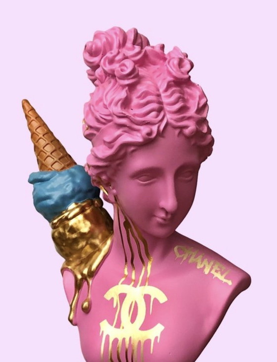 Image 1 of Exclusivités GF - Statuette Chanel Femme