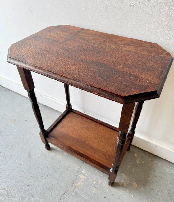 Image 1 of Mesa auxiliar antigua de madera con 2 niveles